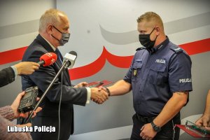 Wojewoda dziękuje policjantowi i wręcza mu list gratulacyjny