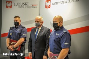 Wojewoda Lubuski oraz policjanci z Sulęcina