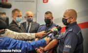 wojewoda lubuski oraz policjanci udzielają wywiadu dziennikarzom uczestniczącym w briefingu