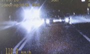 Fragment nagrania z wideorejestratora, na którym widać jak kierowca jedzie 110km/h