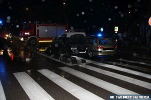 rozbite auta i wóz strażacki na miejscu wypadku