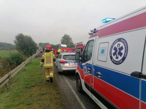 Karetka, radiowóz , strażak, znajdują się na miejscu wypadku