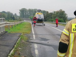 śmigłowiec lotniczego pogotowia ratunkowego na miejscu wypadku