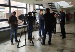 Komendant Miejski Policji inspektor Dariusz Atłasik udziela wywiadu telewizji na korytarzu w Komendzie.