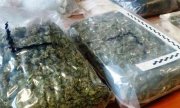 Marihuana lezy na stole zapakowana w dwa w worki foliowe