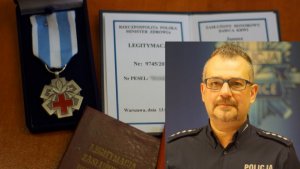 Po lewej medal o nazwie zasłużony dla zdrowia narodu, po prawej widzimy zdjęcie policjanta aspiranta sztabowego Janusza Rudzkiego