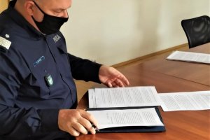 Komendant Wojewódzki Policji w Katowicach podpisuje dokumenty