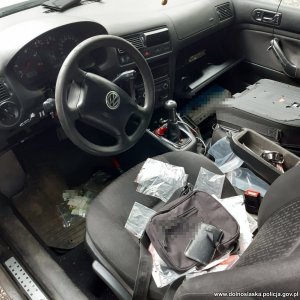 Wnętrze samochodu i zabezpieczone przez policję przedmioty