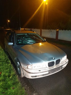 Samochód marki BMW z rozbita szybą