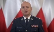 Komendant Główny Policji gen.insp. Jarosław Szymczyk w mundurze galowym, w tle widoczne flagi Polski