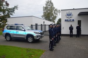 Policjanci przed siedzibą nowo otwartego Komisariatu Policji w Pomiechówku&quot;&gt;