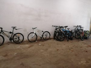 Zabezpieczone rowery stoją pod ścianą
