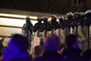 policjanci oddziałów prewencji podczas zabezpieczenia zgromadzenia