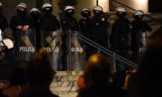 zdjęcie kolorowe: policjanci oddziału prewencji zabezpieczający protesty w Katowicach