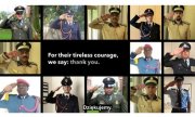 Zdjęcie podzielone jest na małe klatki, na których widać umundurowanych policyjnych muzyków z różnych krajów, którzy oddają hołd salutując. Między nimi, na środku umieszczony jest napis w wersji angielskiej: &quot;For their tireless courage, we say: Thank you&quot; i napis po Polsku: &quot;Dziękujemy&quot;.