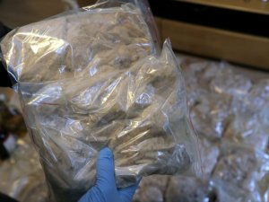 Zabezpieczone narkotyki przez policjantów w foliowych woreczkach