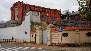 Mury aresztu śledczego i widoczny budynek aresztu śledczego w Gliwicach