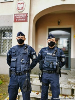 dwaj policjanci stoją na tle budynku Komisariatu Policji w Lubawce