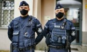dwaj policjanci stoją na tle budynku Komisariatu Policji w Lubawce