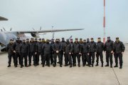 polscy policjanci na lotnisku przed samolotem w ramach misji zagranicznej w Kosowie