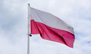 flaga polski na maszcie