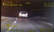 zdjęcie z nagrania z videorejestratora, na którym widać jadące auto i jego prędkość 160 km/h