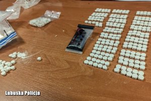 zabezpieczone tabletki ecstasy leżą na stole
