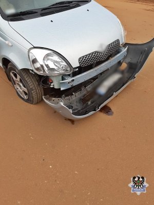 Na zdjęciu uszkodzenia pierwszego z pojazdów (zerwany zderzak przedni).