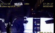 Zdjęcie z policyjnego wideorejestratora przedstawiające dwóch umundurowanych policjantów podczas kontroli osobowego mitsubishi