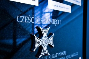 tablica upamiętniająca funkcjonariuszy Policji Państwowej województwa białostockiego zamordowanych przez NKWD wiosną 1940 roku