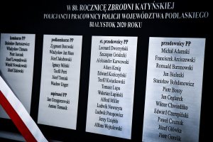 fragment tablicy pamiątkowej z imionami i nazwiskami poległych policjantów