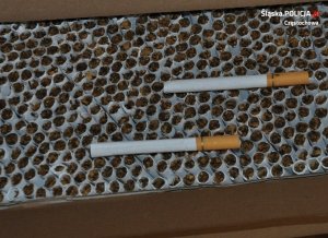 papierosy ułożone w pudełku kartonowym