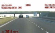 Fragment z nagrania wideorejestratora, na którym widać samochód, który porusza się z prędkością 248 km/h