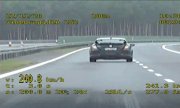 Fragment nagrania z wideorejestratora, na którym widać jak samochód jedzie z prędkością 240 km/h