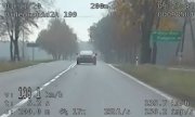 Fragment nagrania z wideorejestratora na, którym widać jak samochód porusza się z prędkością 138 km/h.