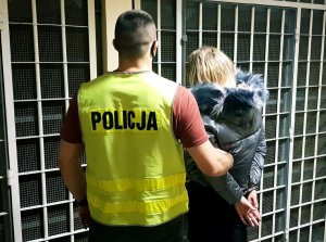 policjant zatrzymaną kobietą