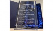 Statuetka - nagroda Policjant Roku od Polskiej Izby Ubezpieczeń w podziękowaniu za zaangażowanie w zwalczanie przestępczości ubezpieczeniowej