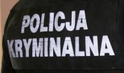 Napis Policja Kryminalna na koszulce policjanta