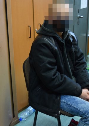 Zarzymany mężczyzna w trakcie przesłuchania w KMP Kraków.