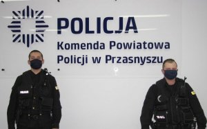 Dwaj umundurowani policjanci w maseczkach