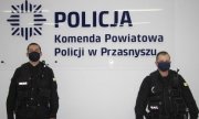 Dwaj umundurowani policjanci w maseczkach