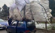 Samochód marki Fiat seicento z bagażem na dachu