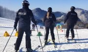 patrol policyjny podczas patrolu narciarskiego