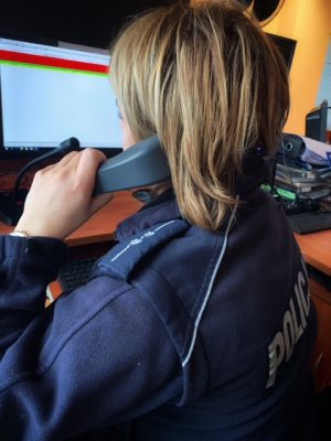 Policjantka z Wydziału Sztab Policji KMP w Poznaniu rozmawia przez telefon