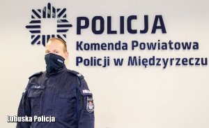 Umundurowany policjant - starszy sierżant Mateusz Guzek
