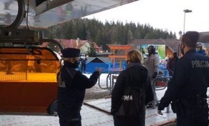 Policjanci wraz ze służbami sanitarnymi sprawdzają w stacji Narciarskiej w Karpaczu czy właściciel i narciarze stosują się do wprowadzonych obostrzeń w związku z Covid-19