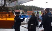 Policjanci wraz ze służbami sanitarnymi sprawdzają w stacji Narciarskiej w Karpaczu czy właściciel i narciarze stosują się do wprowadzonych obostrzeń w związku z Covid-19