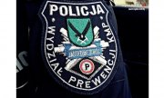 Zdjęcie kolorowe, przedstawiające naszywkę na mundurze policjanta z napisem Wydział Prewencji, KMP Jastrzębie-Zdrój
