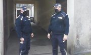 Policjanci stoją przed budynkiem, w którym ulatniał się gaz