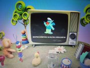 obrazek przedstawiający dziecięce zabawki, telewizor z niebieskim smerfem na ekranie